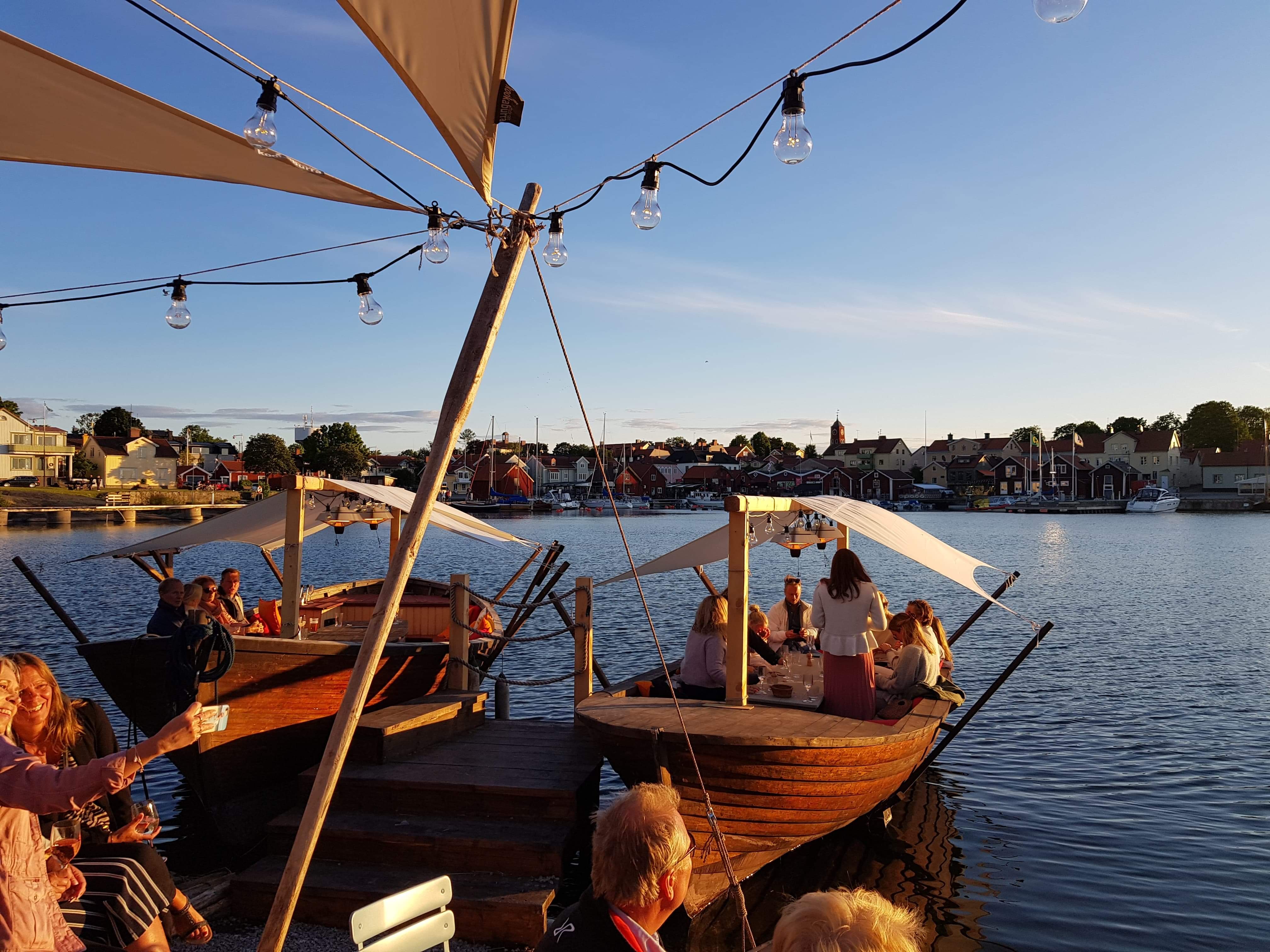 Båtarna på stranden i kvällssolen